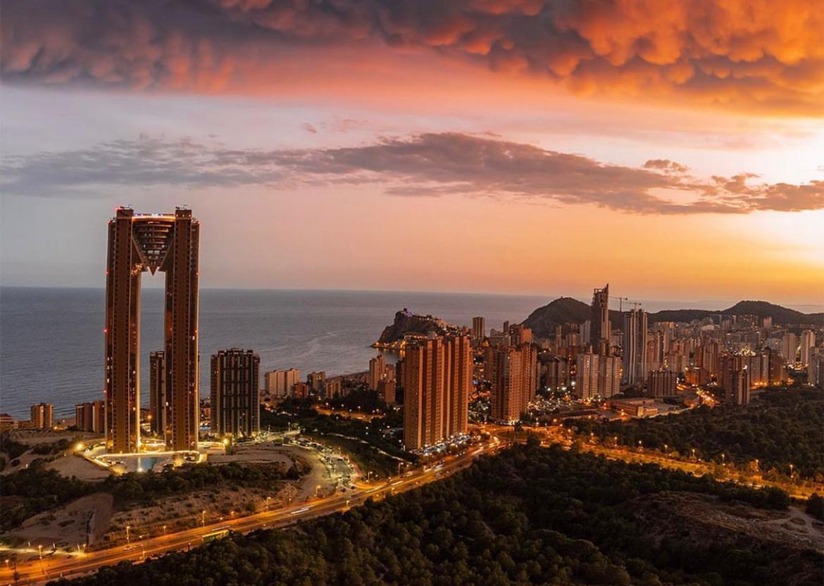 Widok nocny na Benidorm z apartamentu