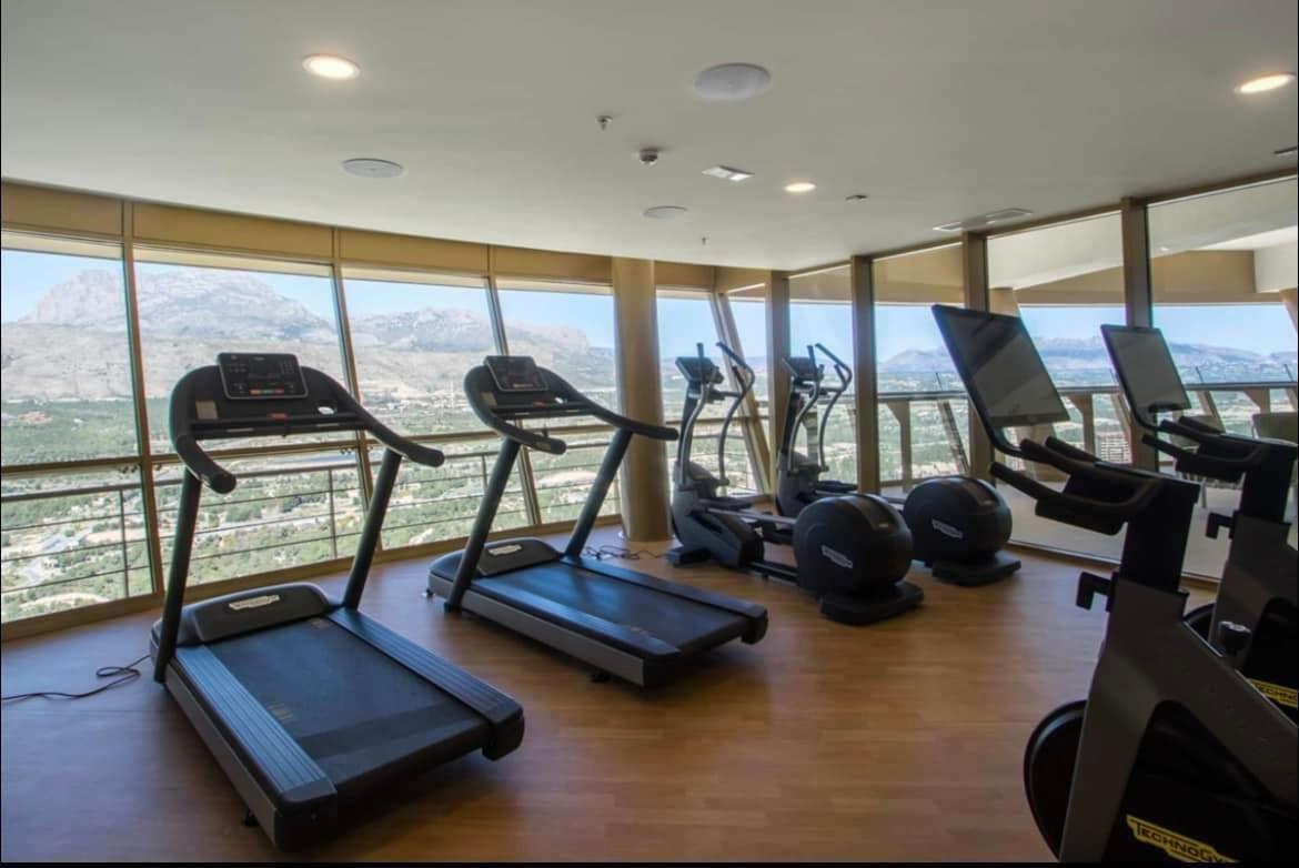 Nowoczesna siłownia z widokiem